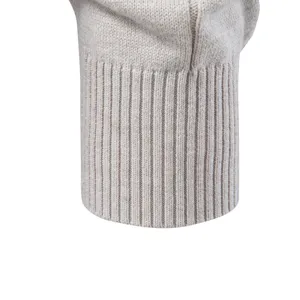Nahaufnahme des gerippten Strickpullover-Bündchens mit detailreicher Textur und guter Verarbeitung.