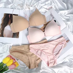 Naadloze beha en slip set met voorsluiting in nude en roze voor dagelijks comfort en stijl.