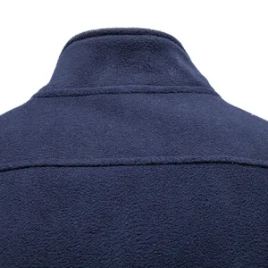 Detailansicht Kragen und Rucken der blauen Herren Fleecejacke, weiche Winterstoff Textur.