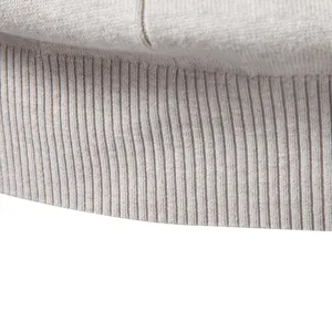 Nahaufnahme der feinen gerippten Saumstruktur an einem Baumwoll-Herrenstrickpullover Kleidungsstück.