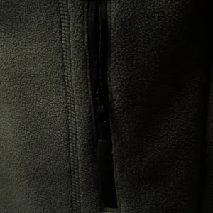 Olivgrüner Fleece Sweatshirt Stoff und Reißverschluss Detail, dicke warme Textur Nahaufnahme.