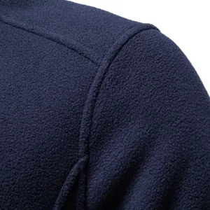 Detailansicht der dunkelblauen Herren Fleecejacke Schulternaht mit weicher Textur.