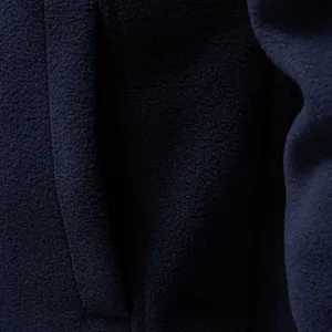 Nahaufnahme des weichen Fleecestoffes und der praktischen Taschendetails der Herren.