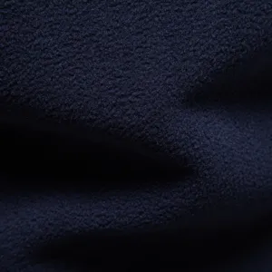 Nahaufnahme von dunkelblauem Fleecestoff mit weicher Textur und warmer Winterkleidungsqualität.