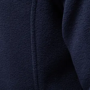 Detailansicht des dunkelblauen Herren Fleecemantels mit feinen Nähten und warmer Textur.