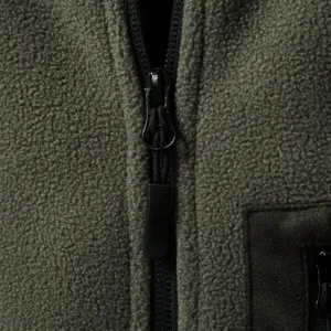 Herren Outdoor Fleecejacke Detailansicht mit warmer strukturierter Textur und Reißverschluss.