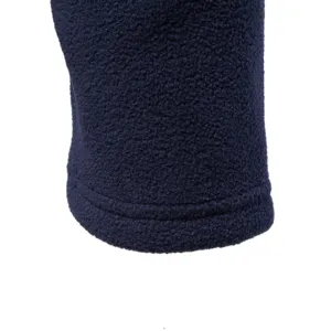 Nahaufnahme Detail der dunkelblauen Fleece Stofftextur und Nahtverarbeitung, weich warm.