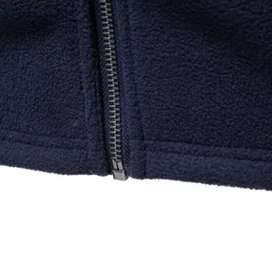 Herren Fleecejacke Reissverschluss Detail Nahaufnahme, weicher blauer Stoff, warme Winterbekleidung.