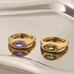 Elegantes anillos chapados en oro con gema, elegante joyería de mujer para uso diario.