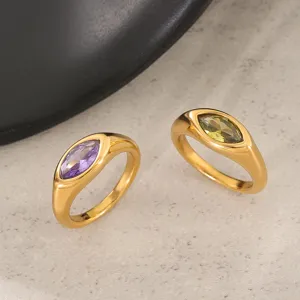 Vista detallada de anillos de mujer chapados en oro con piedras de cristal marquesa.