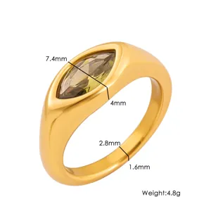 Vista detallada del anillo sello chapado en oro para mujer con piedra preciosa marquise.