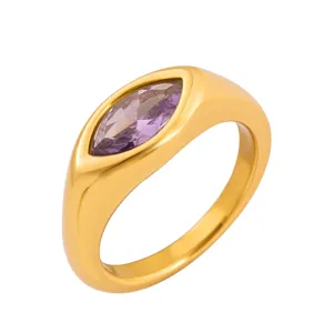 Anillo de oro para mujer con amatista morada en talla marquesa y baño de oro de 18k.