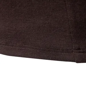 Vista detallada del dobladillo de una camiseta térmica de manga larga marrón para hombre.