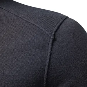 Detalle de hombro de camiseta termica hombre, vista cercana de tejido de punto gris