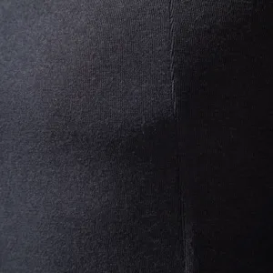 Primer plano detallado de la textura de la tela y las costuras de la capa base.