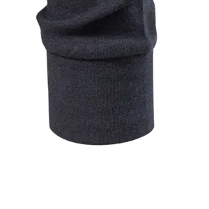 Vista detallada en primer plano del puño acanalado de la camiseta térmica gris, suave.