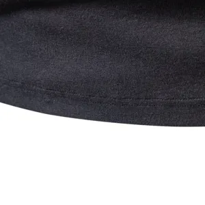 Detalle de tela de camiseta térmica para hombre, ropa interior de invierno de manga larga negra.