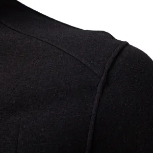 Detalle de camiseta térmica negra de hombre que muestra finas costuras de hombro y tela.