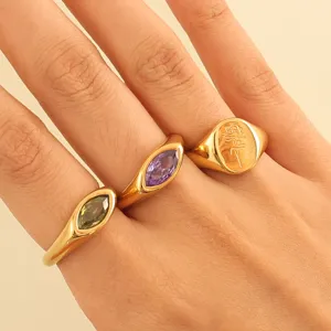 Anillos minimalistas de acero inoxidable chapado en oro de 18k con piedras marquise y rosa.