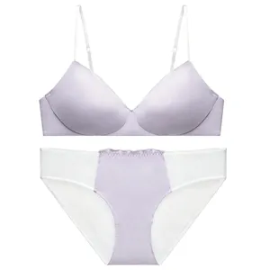 Detalles del elegante conjunto de sujetador y bragas de satén lavanda sin aros ni costuras.