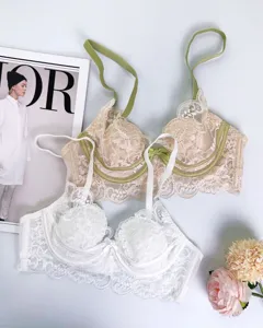 Nahaufnahme eleganter französischer Spitzen-BHs mit feinen Mustern und filigranen Trägern.
