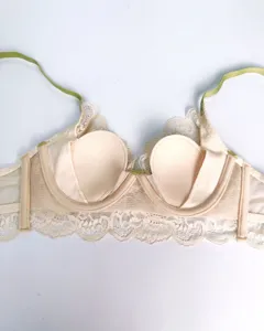 Französischer sexy Spitzen-BH mit stützenden Bügelcups, zarter Borte und grünen Trägern.