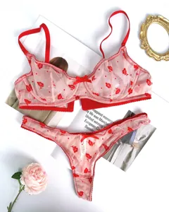 Frans sexy rood kanten lingerieset, flinterdunne transparante bh en bijpassende string.