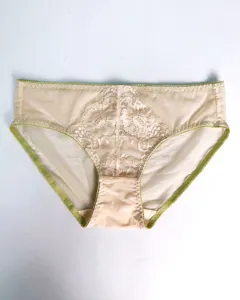 Detailansicht Damen Spitzen-Slip in Aprikose mit grünem Besatz, weicher und bequemer Stoff.
