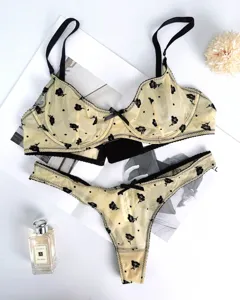 Franse sexy bloemvormige gevlokte mesh bh- en stringset, ultradunne doorschijnende lingeriedetails.