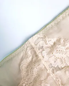Nahaufnahme Detail französischer sexy Spitzen-BH, exquisite Blumenstickerei, atmungsaktives Mesh.
