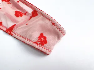 Transparante mesh kanten lingeriestof met fijn rood geflokt patroon speciaal voor dames.