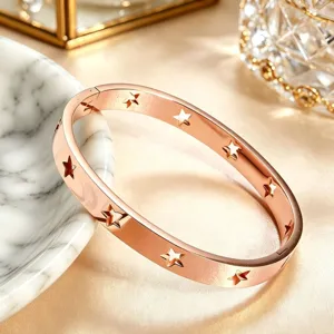 Gedetailleerd close-up van een modieuze roségouden roestvrijstalen sterrenarmband.