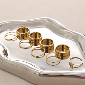 Goldener Edelstahl stapelbarer Ring Set Nahaufnahme minimalistischer Modeschmuck Stil