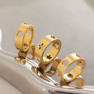 Detailopname van gouden roestvrijstalen ringen met opvallende opengewerkte patronen.