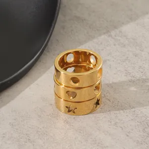 Roestvrij staal 18K verguld hol stapelbare ringen detailweergave met mooie hart uitsparingen.