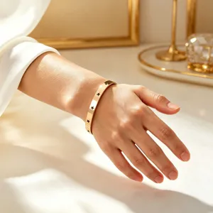 Verguld roestvrij stalen ster uitsnede armband elegante mode sieraden detail weergave.