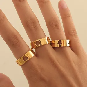 Gouden roestvrijstalen ring detail met hart, ster en schroef motief, mode sieraden.
