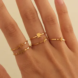 Detailaufnahme des vergoldeten Edelstahlrings mit minimalistischen Tier- und geometrischen Motiven.