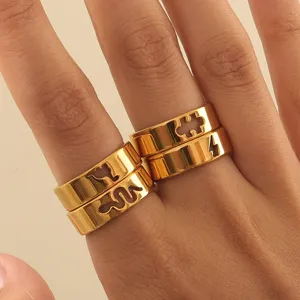 Detailansicht moderner Edelstahl-Paarringe mit Goldplattierung und schicken Ausschnitten.