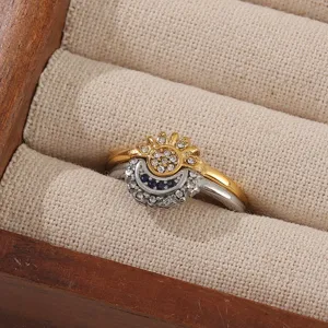 Eleganter Ring mit Sonne und Mond Motiv und glänzenden Strasssteinen für Damen Schmuck.