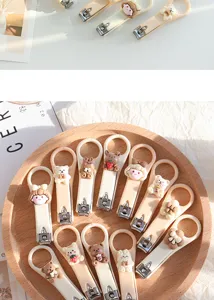Detalle de cortaúñas de dibujos animados lindo, diseño plegable creativo con lindo oso y conejo.