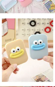 Vue détaillée du miroir de poche portable mignon avec design drôle de grands yeux et bouche.