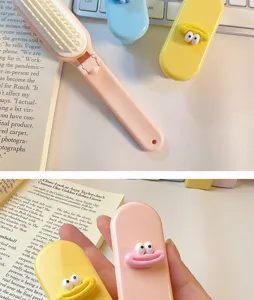 Brosse à cheveux pliante portable avec design de dessin animé mignon, idéale pour voyage.