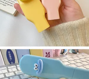 Détail de brosse à cheveux pliante portable avec visage de dessin animé mignon.