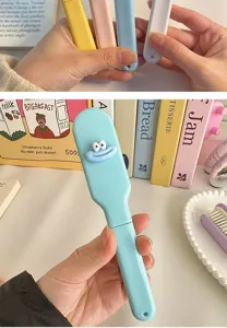 Jolie brosse à cheveux pliante portable de dessin animé pour les soins capillaires.