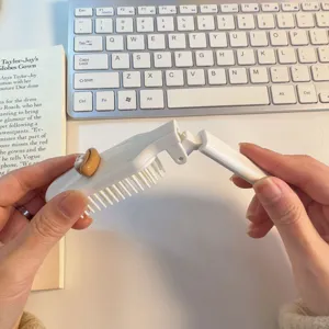 Brosse à cheveux pliable et portable avec joli design de dessin animé pour le quotidien.