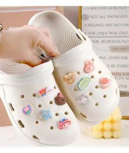 Vue détaillée de charmants pendentifs de chaussures DIY et de sabots blancs en résine colorée.