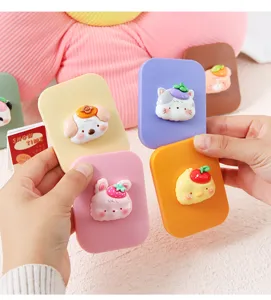 Draagbare opvouwbare make-spiegel met schattig dierdesign, compact formaat voor dagelijks gebruik.