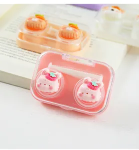 Gedetailleerde close-up van een schattig roze en oranje contactlenzendoosje met diermotief.