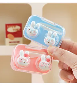 Detailopname van schattig konijn contactlenzen etui, dubbele doos met accessoires.